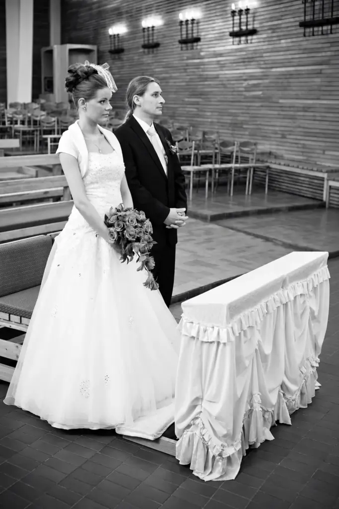 Aneta i Sergiusz – Para młoda przy ołtarzu – kadr czarno-biały