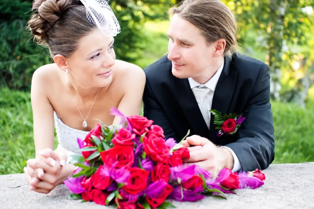Aneta i Sergiusz – Para młoda z malinowym bukietem róż