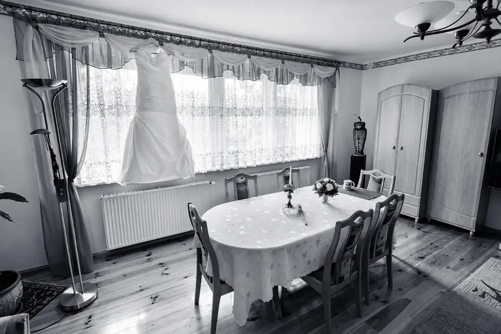 Anna i Jarosław – Suknia ślubna w oknie – kadr czarno-biały
