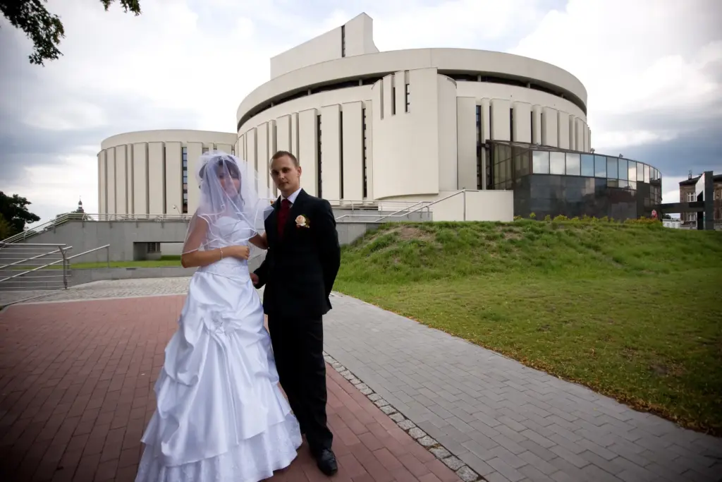 Para młoda przed Operą Nova w Bydgoszczy