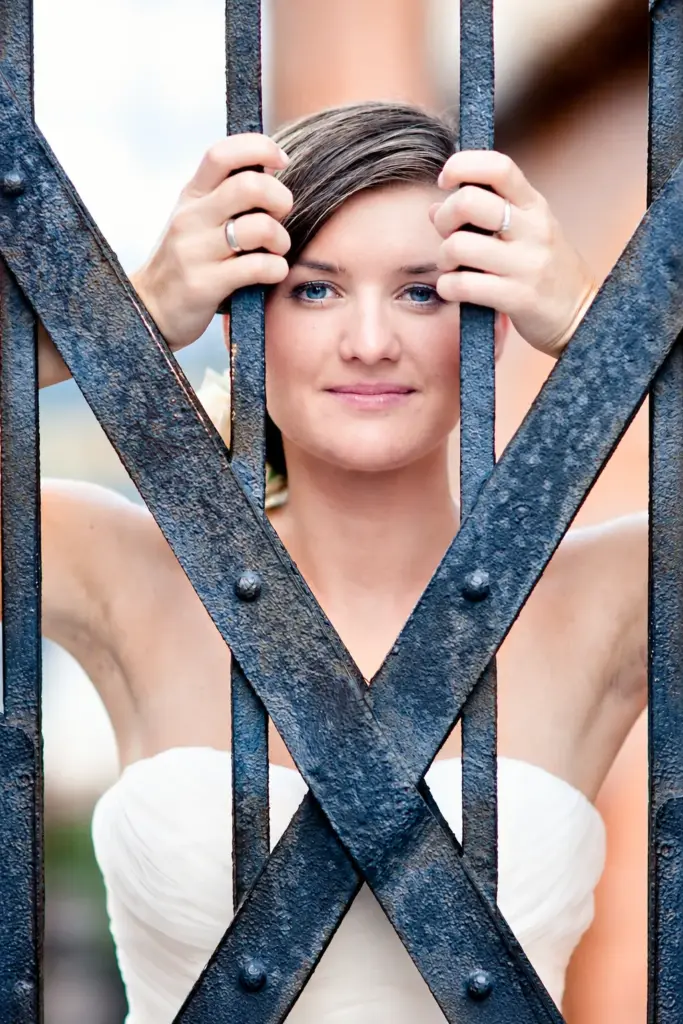 Beata i Tomasz – Portret panny młodej za kutą kratą