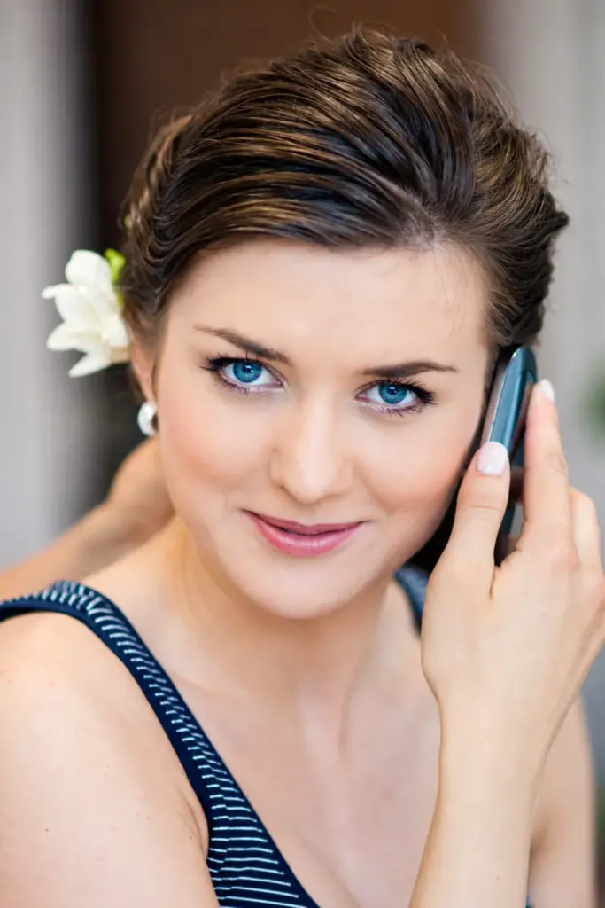 Beata i Tomasz – Panna młoda rozmawia przez telefon przed ślubem