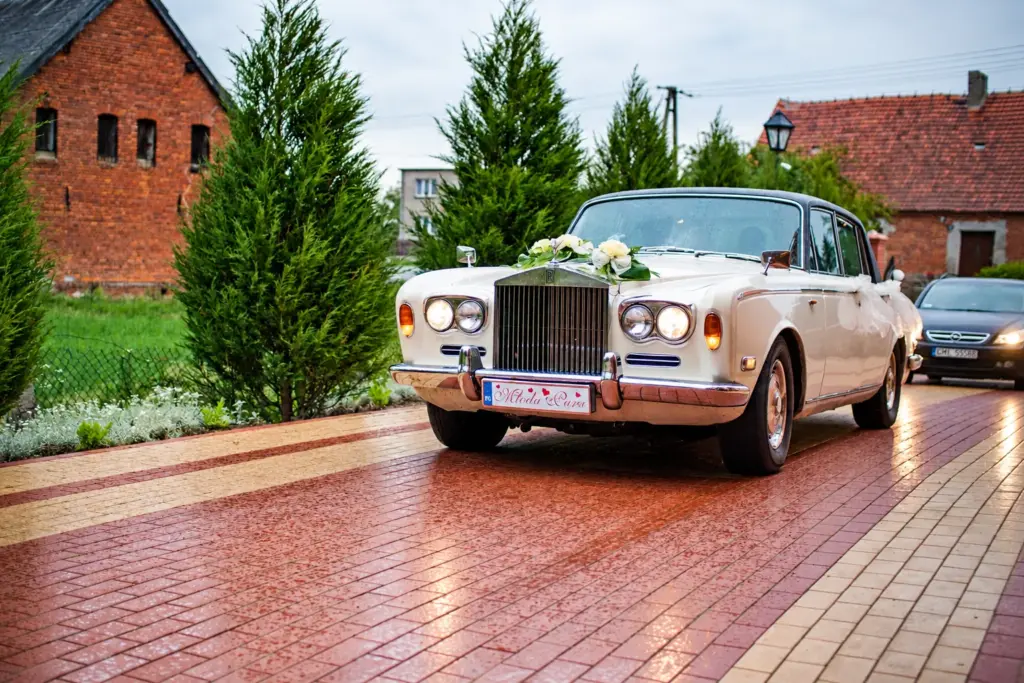 Beata i Tomasz – Zabytkowy Rolls-Royce w ślubnej dekoracji