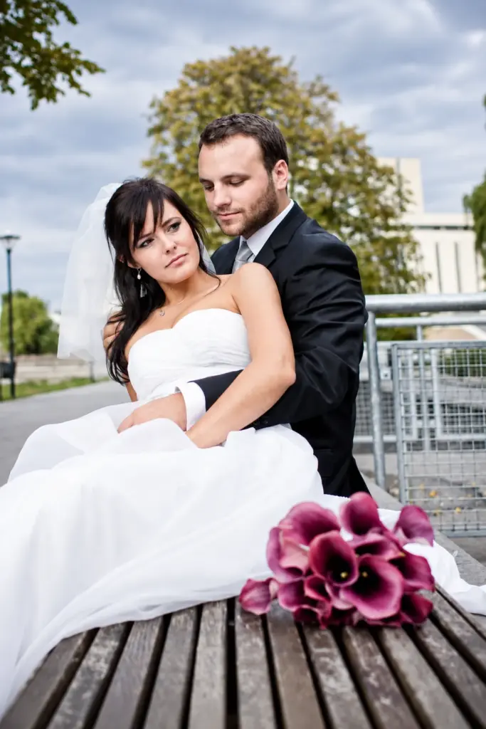 Dorota i Darek – Para młoda na schodach z bukietem kalii – plener w Bydgoszczy