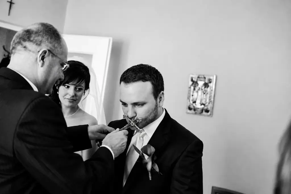 Dorota i Darek – Ostatnie poprawki przed wyjazdem do kościoła