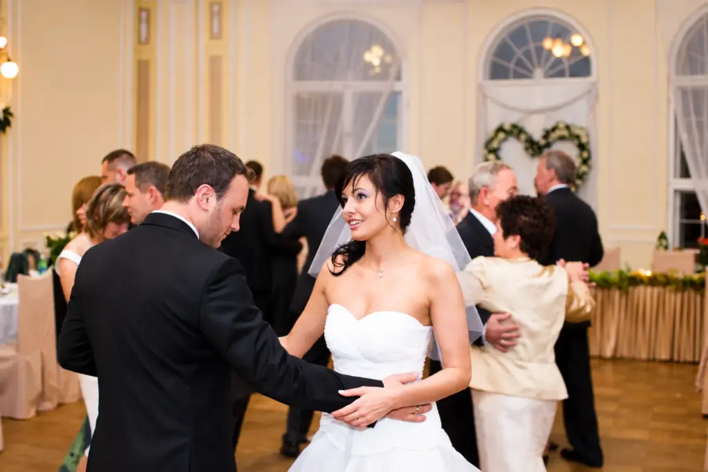 Dorota i Darek – Taniec w eleganckiej sali weselnej