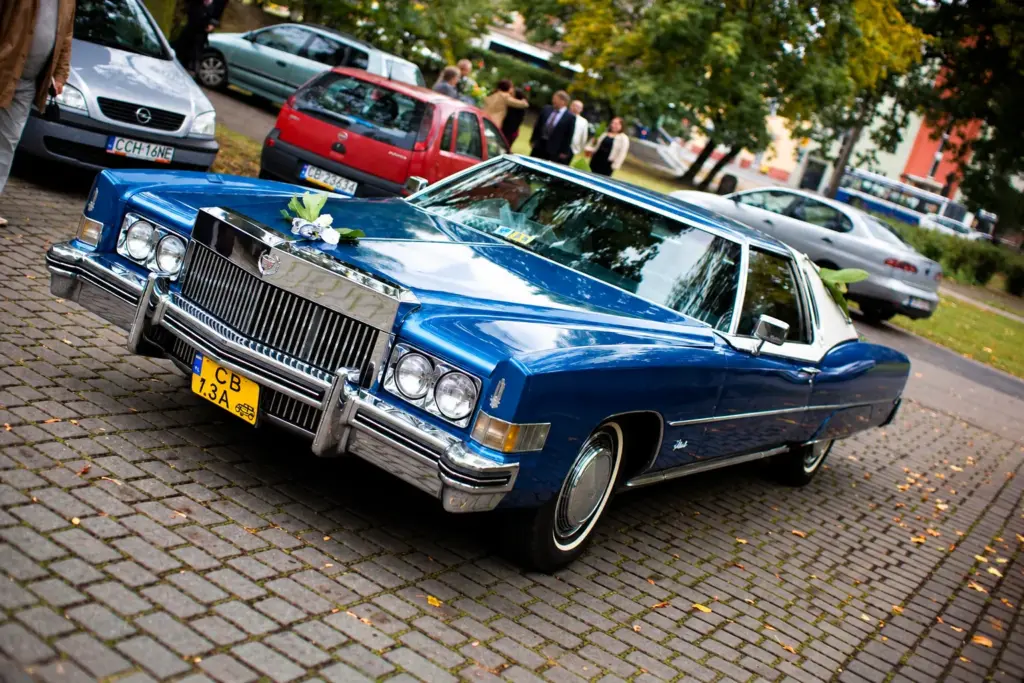 Dorota i Darek – Zabytkowy Cadillac udekorowany do ślubu