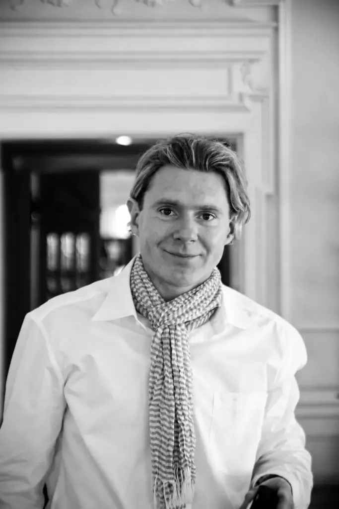 Monika i Hass – Portret pana młodego – kadr czarno-biały