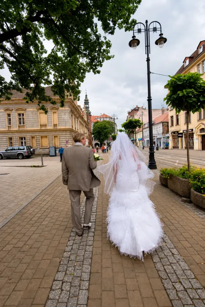 Monika i Hass – Spacer pary młodej ulicami Bydgoszczy
