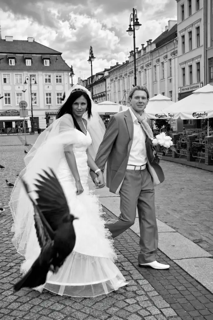 Monika i Hass – Para młoda tańczy na ulicy – kadr czarno-biały