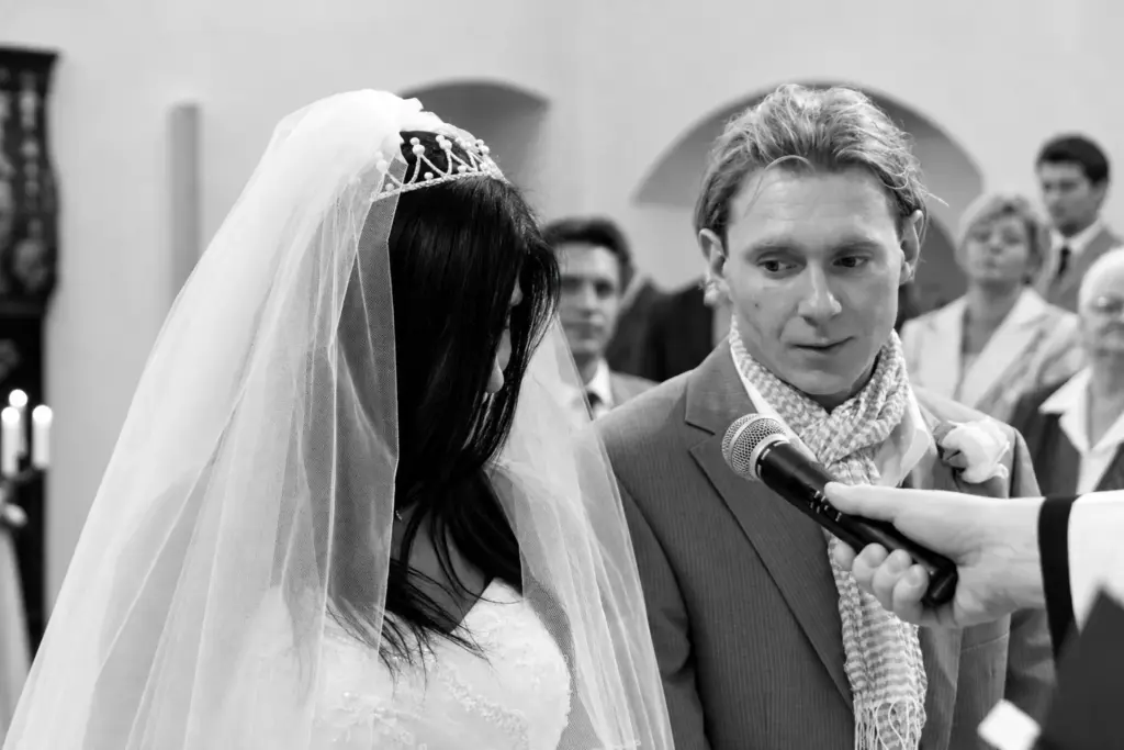 Monika i Hass – Przysięga małżeńska – kadr czarno-biały