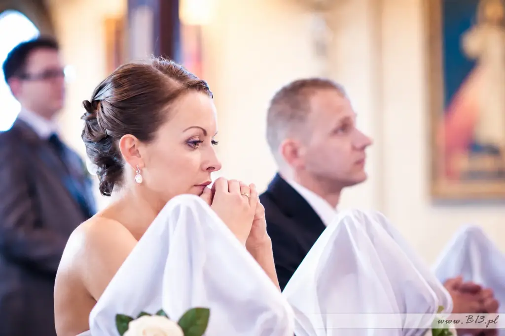 Ślub i plener nad morzem – Para młoda podczas mszy ślubnej