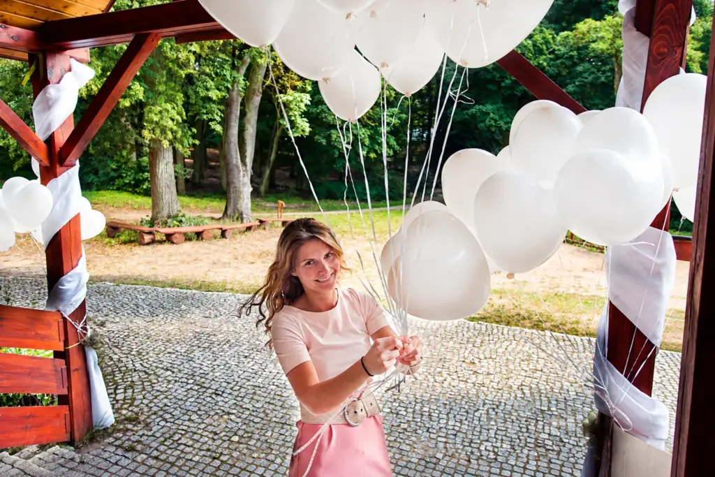 Sierpniowy ślub pod Bydgoszczą – Białe balony czekają na parę młodą