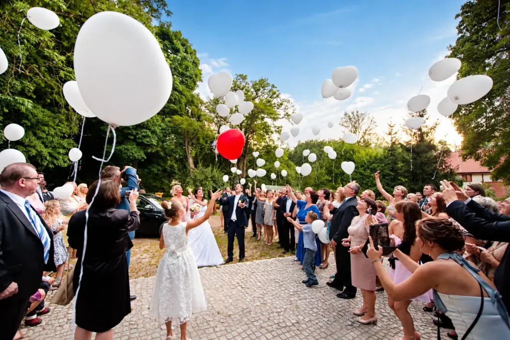 Sierpniowy ślub pod Bydgoszczą – Białe balony puszczone w niebo