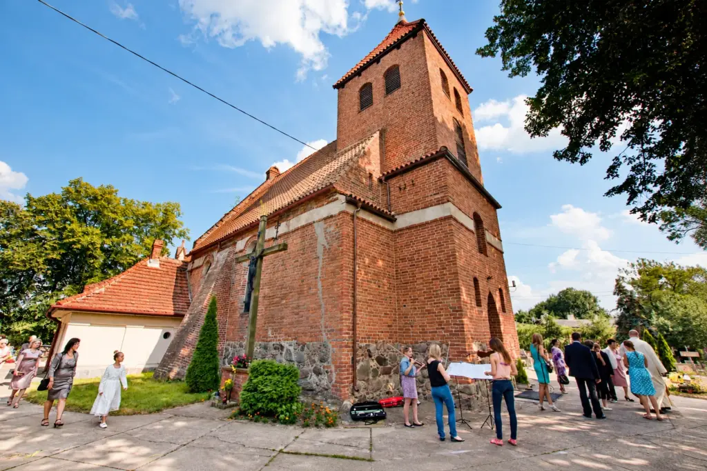 Sierpniowy ślub pod Bydgoszczą – Gotycki kościół z cegły i polnego kamienia