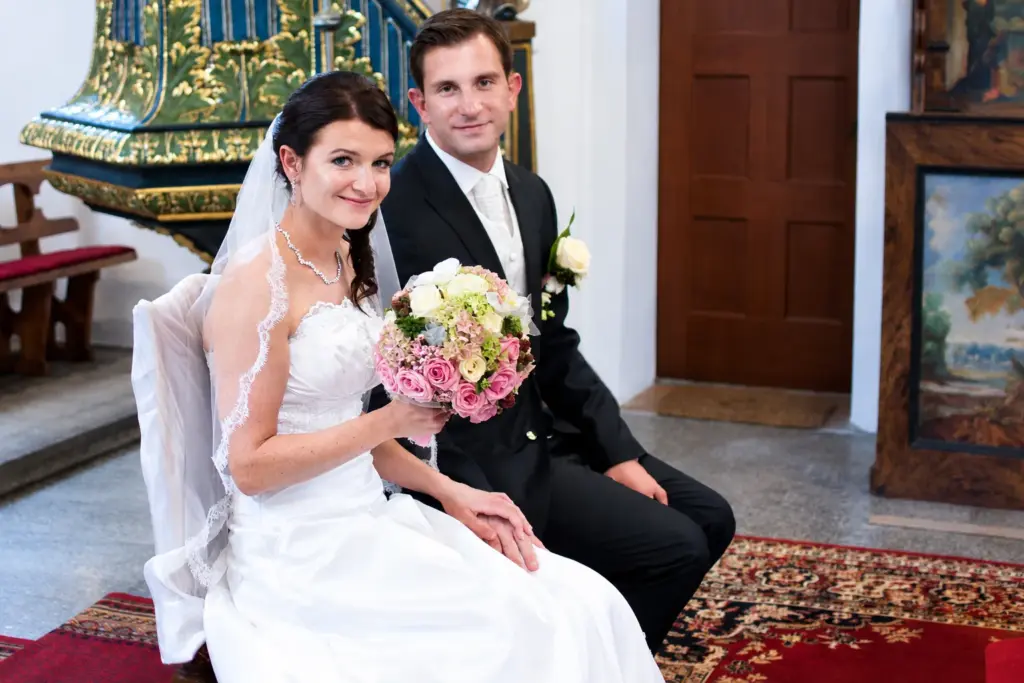 Sierpniowy ślub pod Bydgoszczą – Para młoda podczas ceremonii