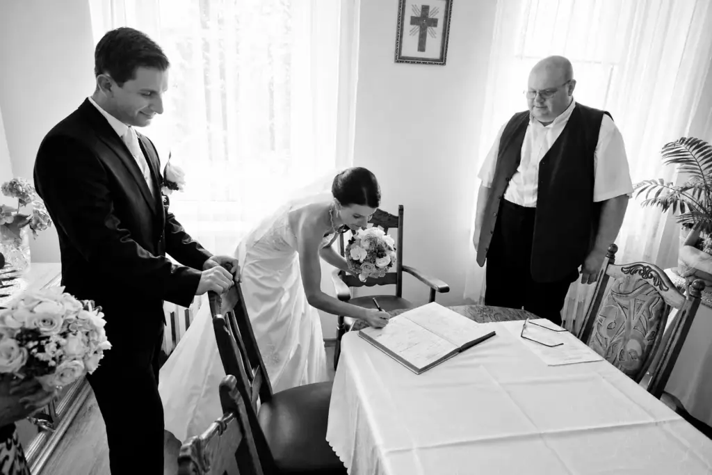 Sierpniowy ślub pod Bydgoszczą – Podpisy przed ceremonią – kadr czarno-biały