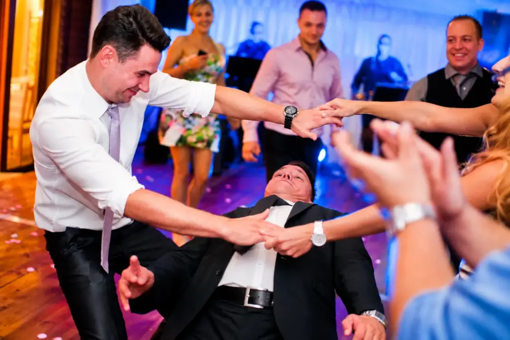 Sierpniowy ślub pod Bydgoszczą – Goście w tańcu
