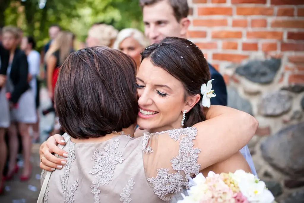 Sierpniowy ślub pod Bydgoszczą – Życzenia przed kościołem