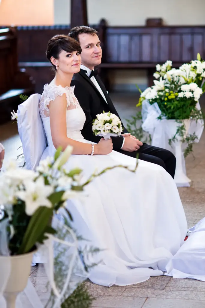 Ślub i plener pod zamkiem w Świeciu – Para młoda przed ołtarzem podczas ceremonii