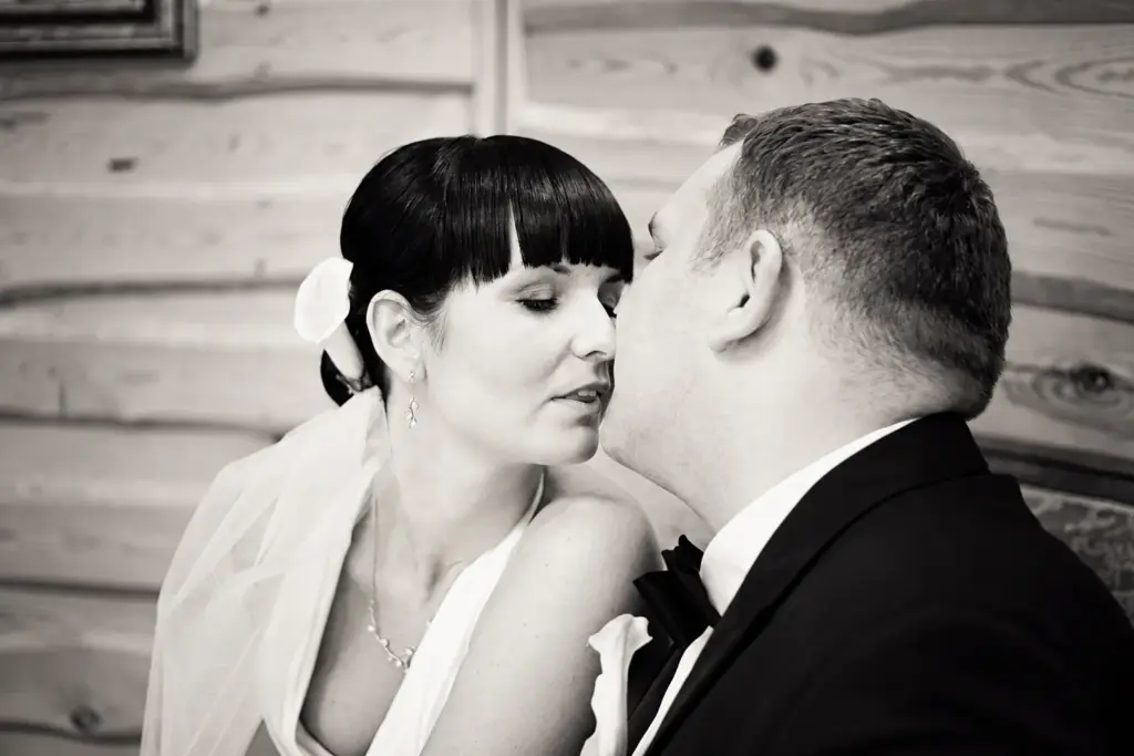 Ślub w Fordonie i plener w Ostromecku – Czuły moment pary młodej – kadr czarno-biały