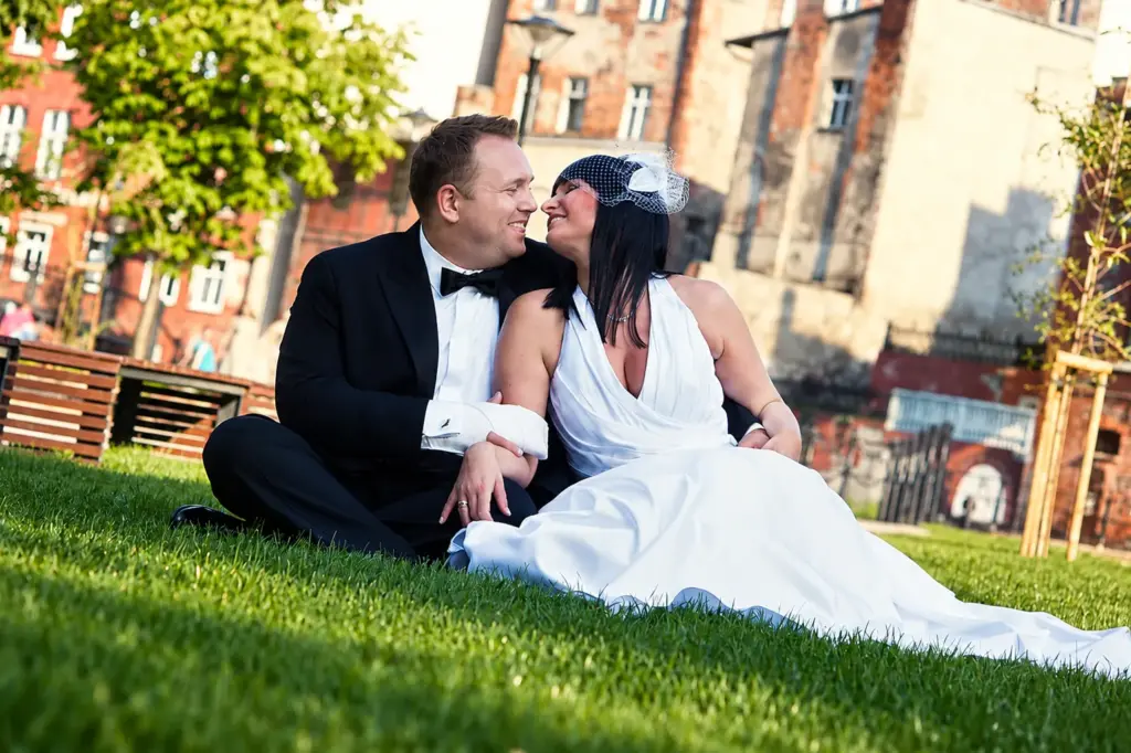 Ślub w Fordonie i plener w Ostromecku – Uśmiechnięta para młoda na trawie