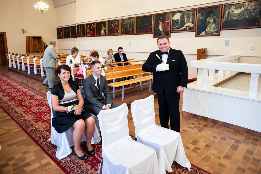 Ślub w Fordonie i plener w Ostromecku – Pan młody z ręką w opatrunku czeka przed ołtarzem
