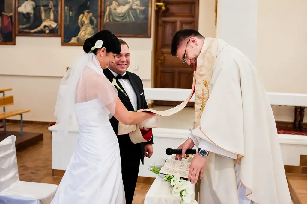 Ślub w Fordonie i plener w Ostromecku – Obrzęd zaślubin przy ołtarzu