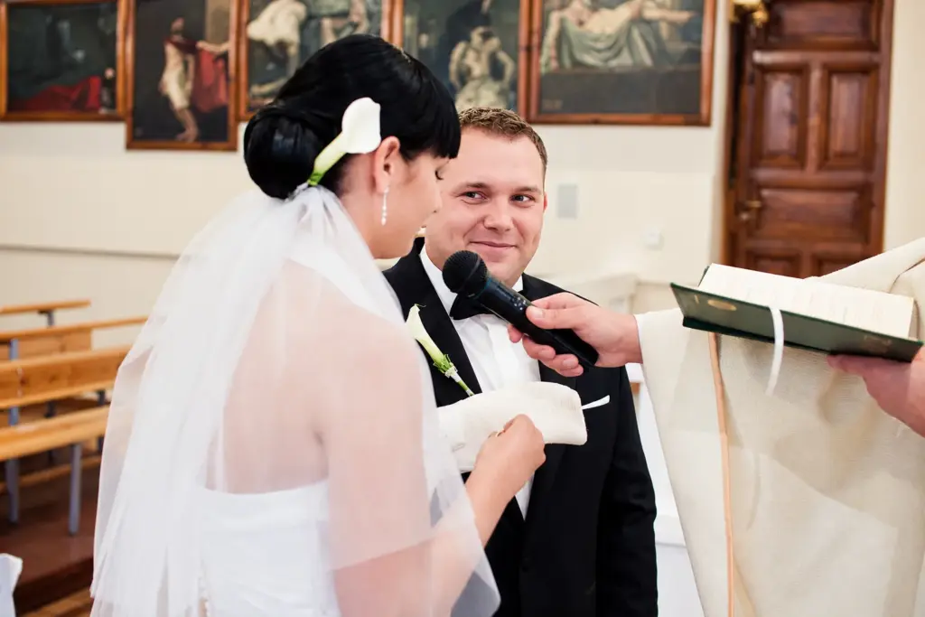 Ślub w Fordonie i plener w Ostromecku – Pan młody wypowiada słowa przysięgi
