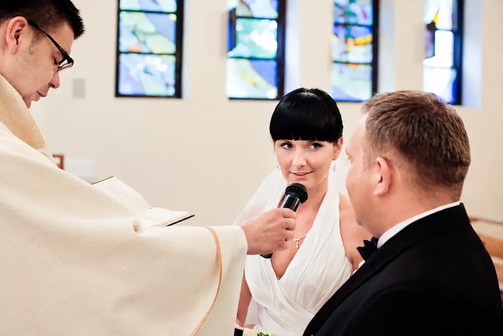 Ślub w Fordonie i plener w Ostromecku – Panna młoda wypowiada słowa przysięgi
