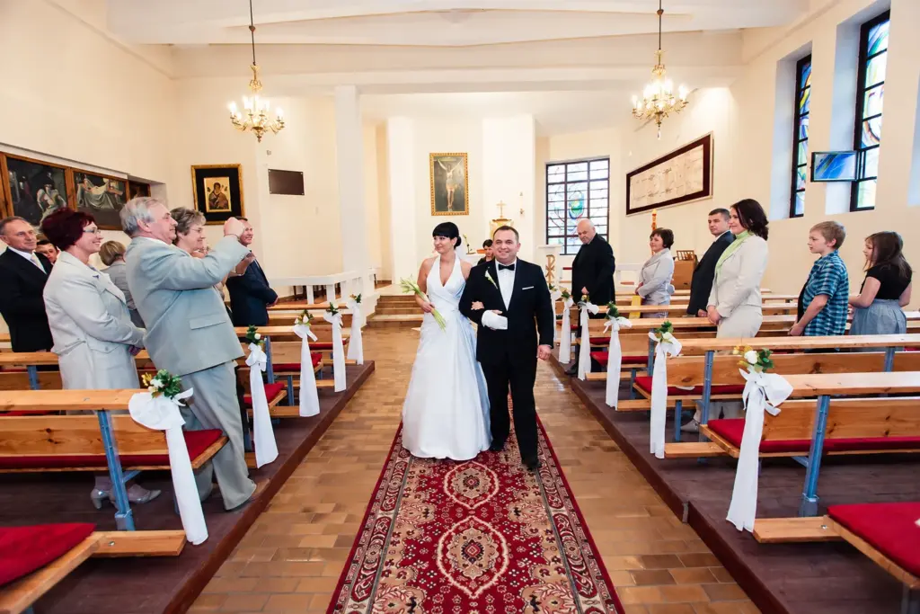 Ślub w Fordonie i plener w Ostromecku – Para młoda wychodzi z kościoła